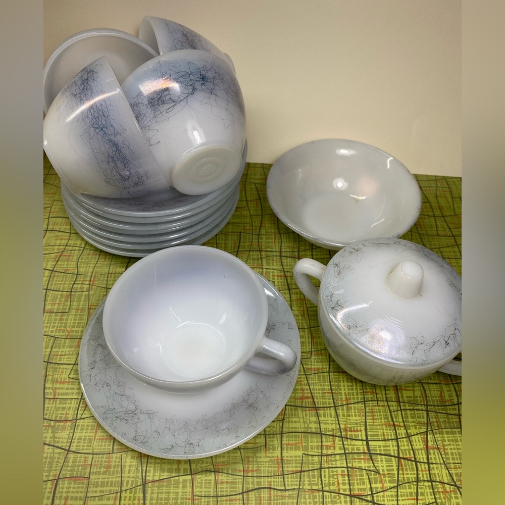 Small lot of vintage Federal Glass Scribble dishes